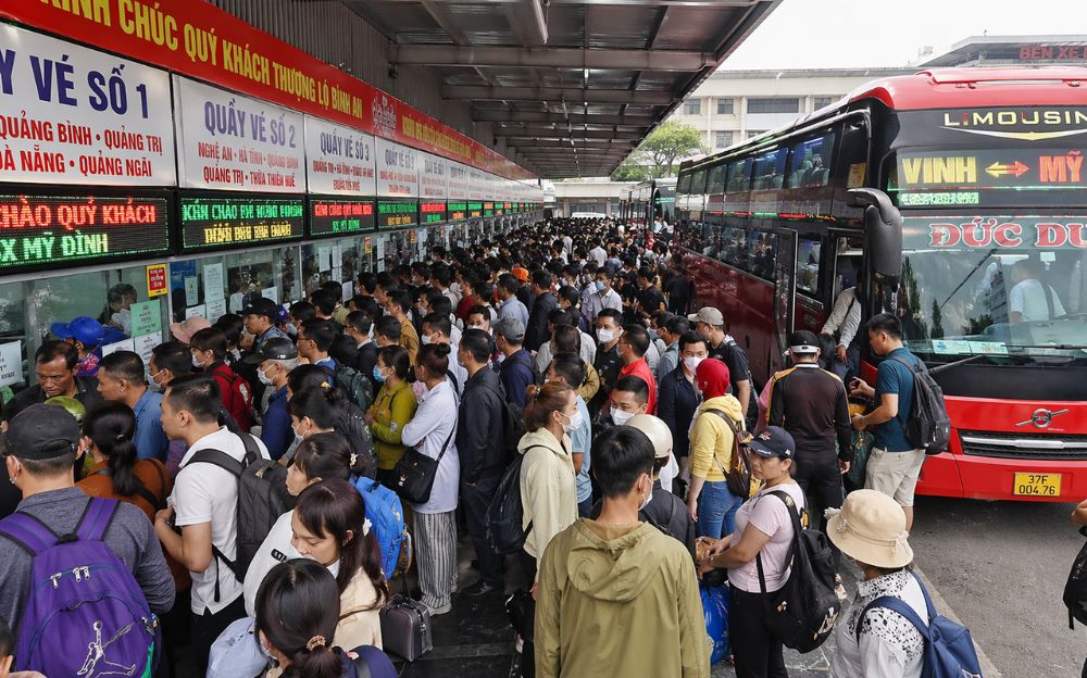 Vé tàu xe “cháy sạch” dịp 30/4: Hành khách chật vật tìm đường về miền Trung